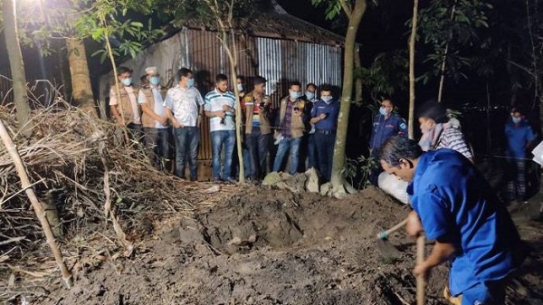 কুষ্টিয়ায় রান্নাঘরের মাটি খুঁড়ে এক তরুণীর গলিত লাশ উদ্ধার